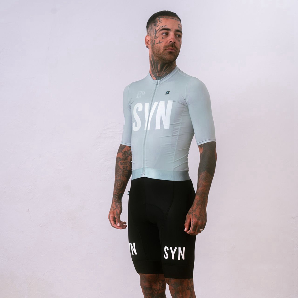 シルバーグレーの半袖サイクリングジャージとビブショーツメンズ - Cycling Bib Shorts のレビューと価格